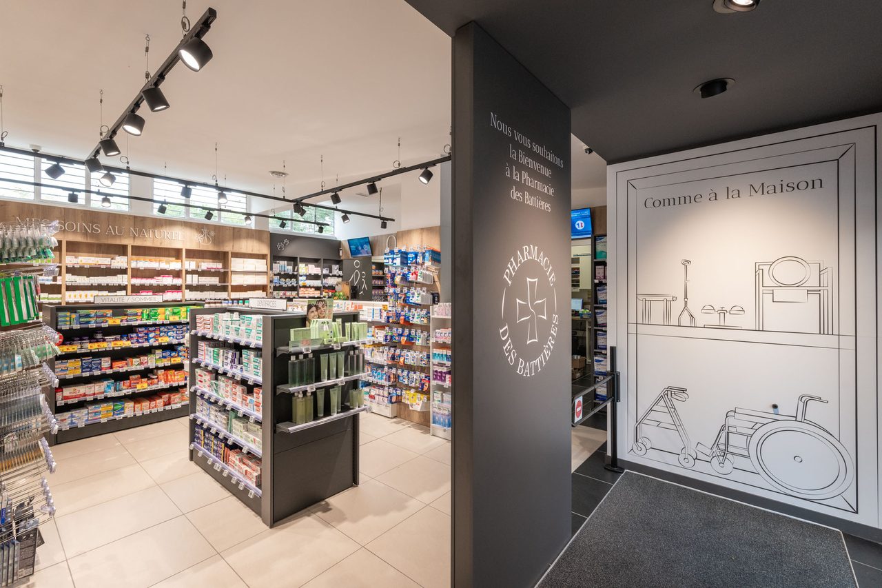 Intérieur de la Pharmacie des Battières : espace d'accueil et rayons conseil